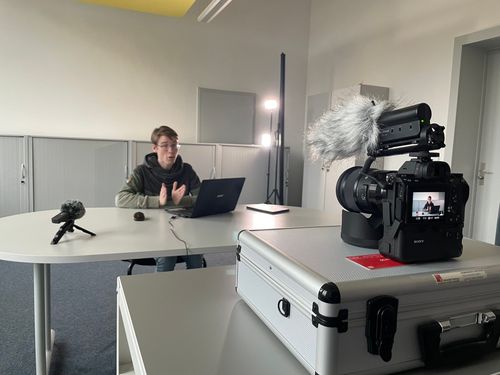 Sony Kamera A7iii mit einem Batteriegeiff