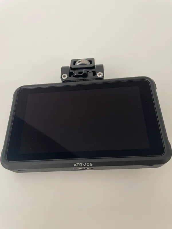 Sony Alpha 7IV mit Sigma 24-70mm f/2.8 DG DN Art und Atomos Ninja V Recorder / Zusätzlich noch Kameracage mit zwei Handles und Gesamt-Stromversorgung durch 8800mAh NPF Akkus / Videokamera