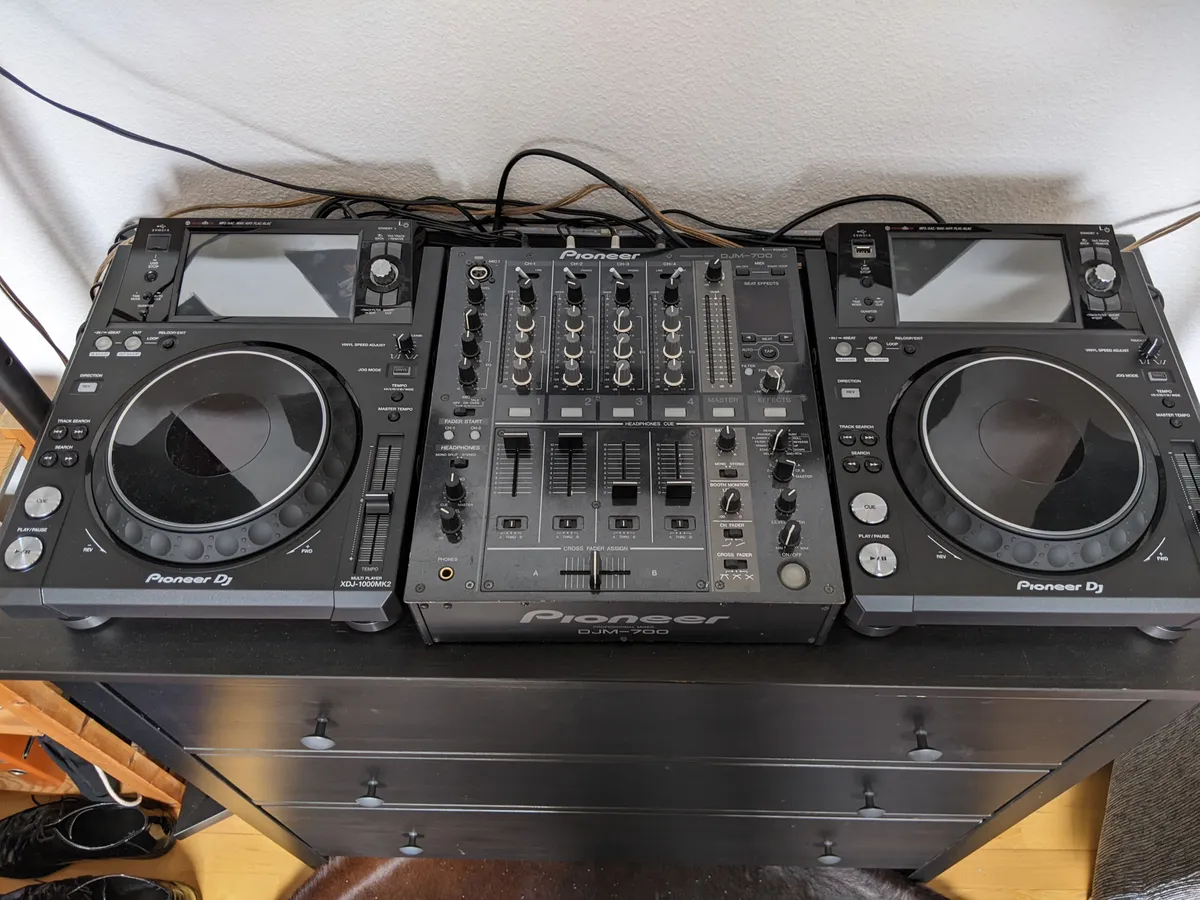 2 x XDJ 1000 MK II (plus DJM 700)