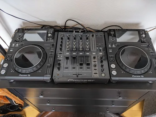 2 x XDJ 1000 MK II (plus DJM 700)