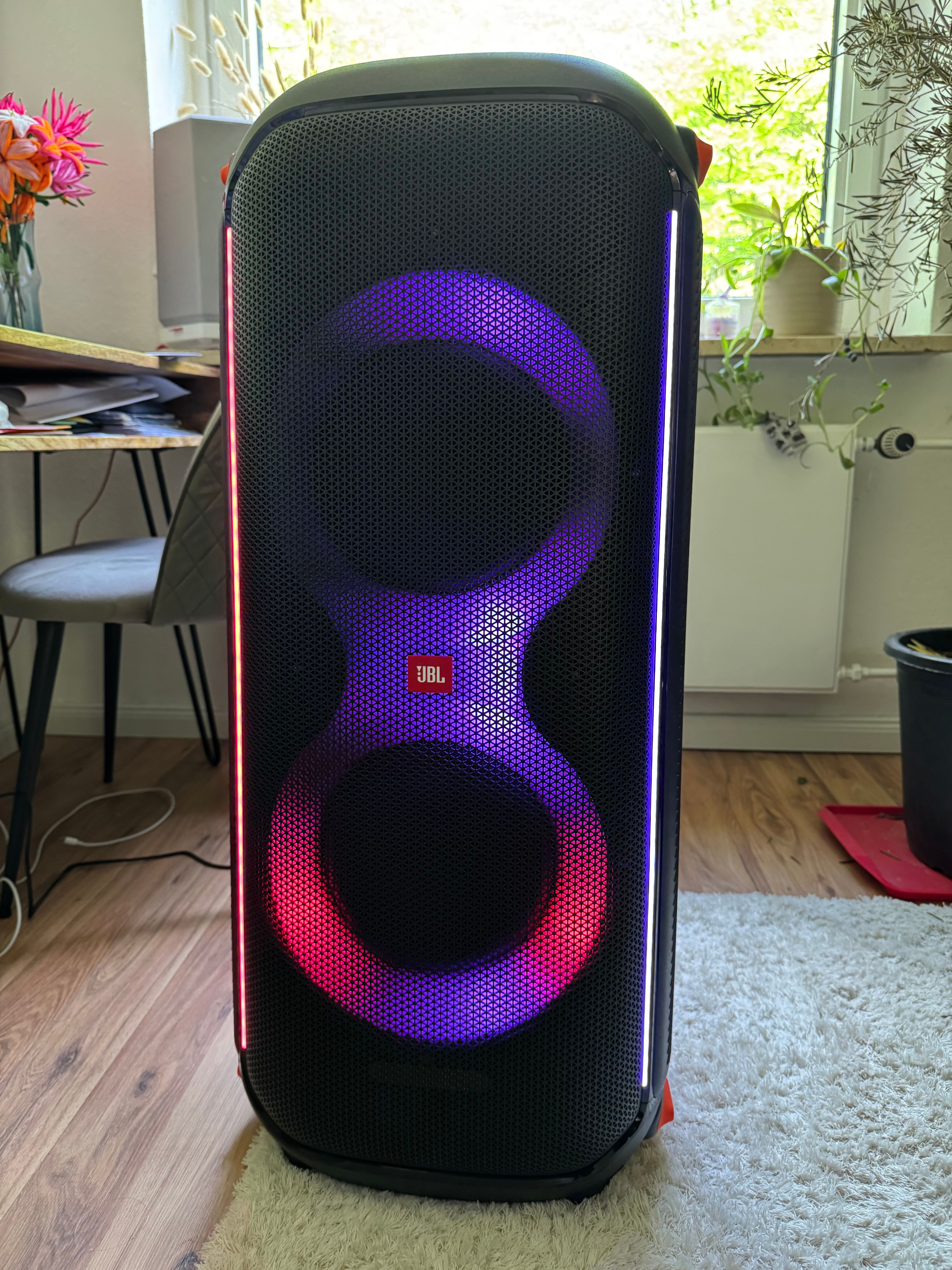 JBL Partybox 710 + 2 Mikrofone für Feiern mit