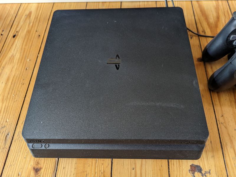 PlayStation 4 mit 2 Controllern