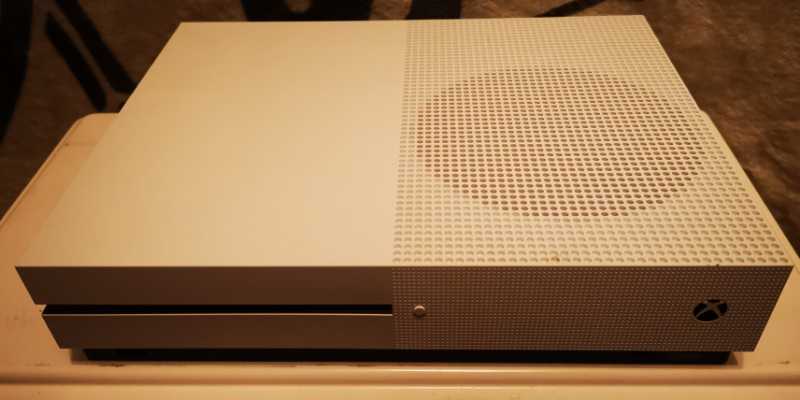 Xbox One S 1 Tb inklusive original Wireless Controller und 4 Spielen