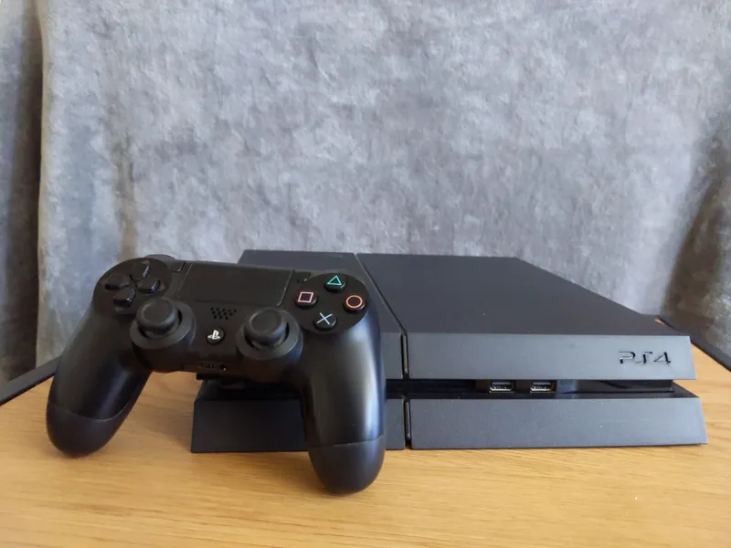 PlayStation 4 mit Controller