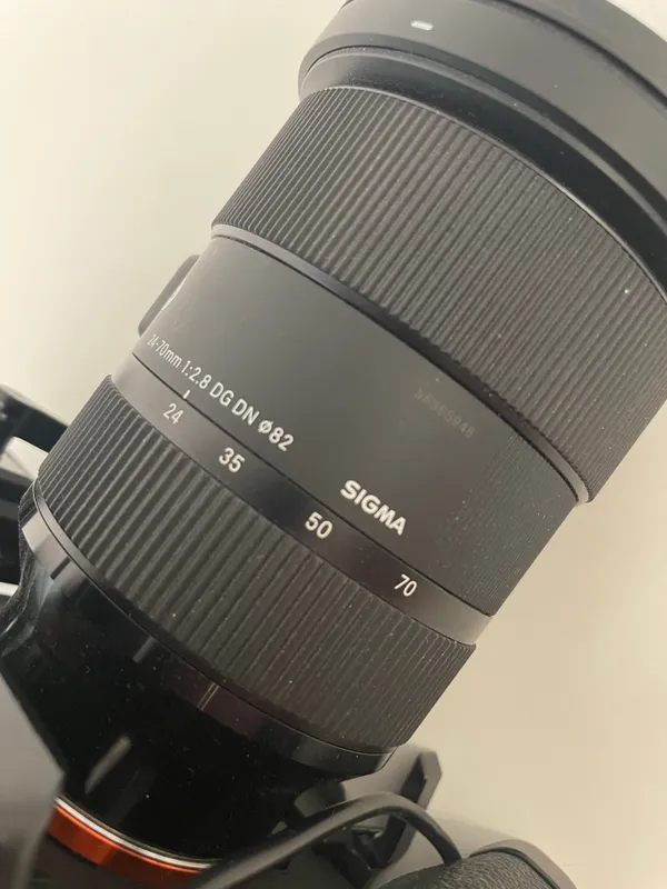 Sony Alpha 7IV mit Sigma 24-70mm f/2.8 DG DN Art und Atomos Ninja V Recorder / Zusätzlich noch Kameracage mit zwei Handles und Gesamt-Stromversorgung durch 8800mAh NPF Akkus / Videokamera