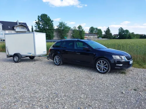 Mietwagen mit Kofferanhänger abschließbar 300km frei