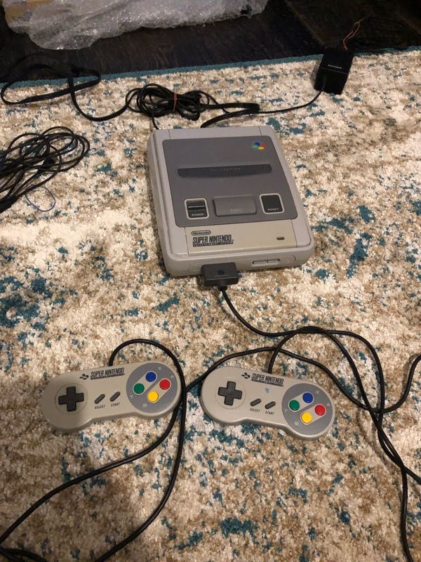 Super Nintendo SNES mit 2 Controllern und 2 Spielen