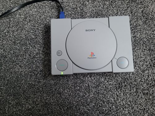 PlayStation 1 Classic Mini + Strom- und HDMI-Kabel + Ladeadapter + 2 Controller 