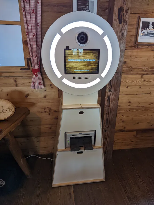 Fotobox mit Drucker und Requisiten