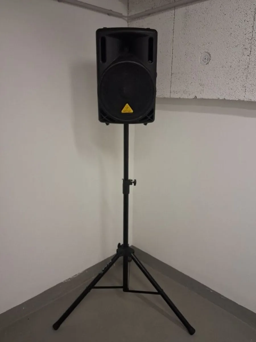 Kompaktes PA-Komplettset: 2x Behringer B212D (550W) Aktiv-Boxen inkl. Stativen & 6-Kanal-Mischpult (Optional mit Aufbau)