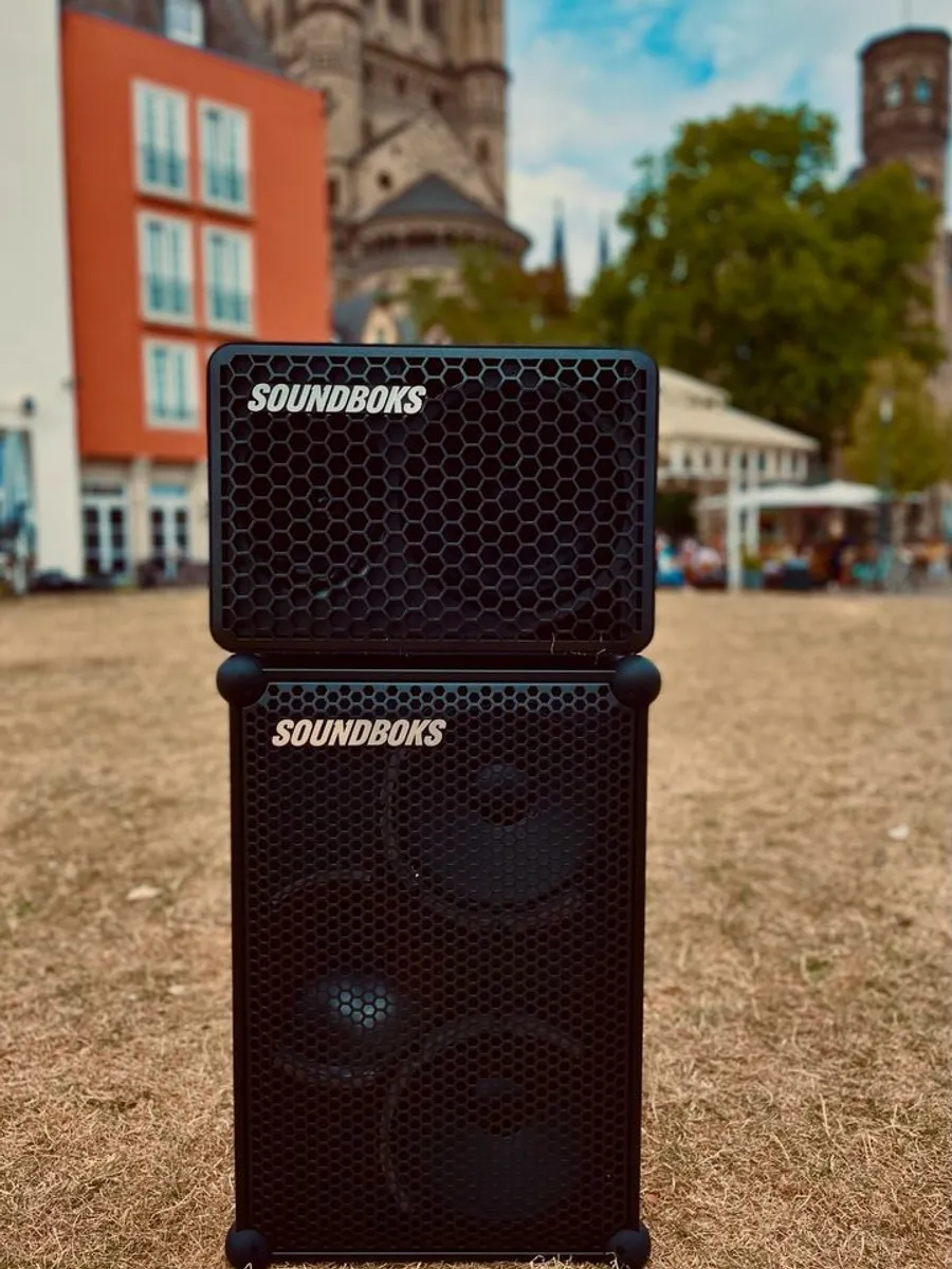 SOUNDBOKS, MUSIKANLAGE + Zubehör (Mikrophone, Stativ, Ersatzakku)