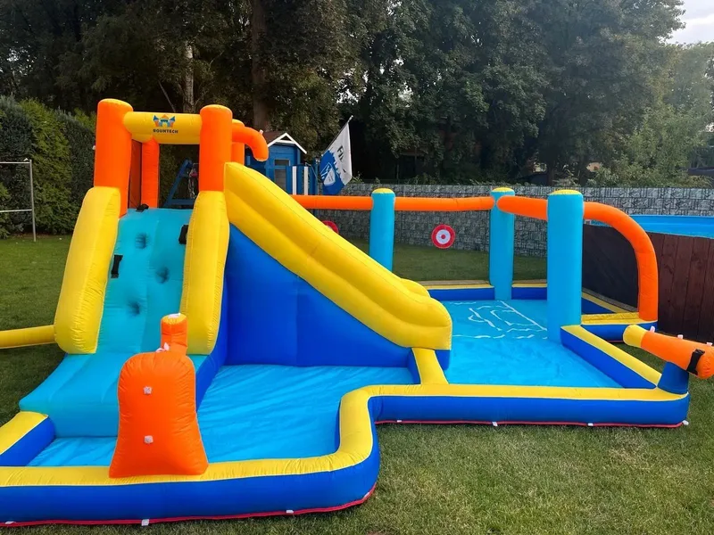 Wasserpark, Fussball, Hüpfburg