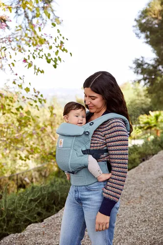 Ergobaby Babytrage für Neugeborene ab Geburt, 3-Positionen SoftFlex Mesh Ergonomische Babybauchtrage Rückentrage Baby-Tragetasche, Slate Blue