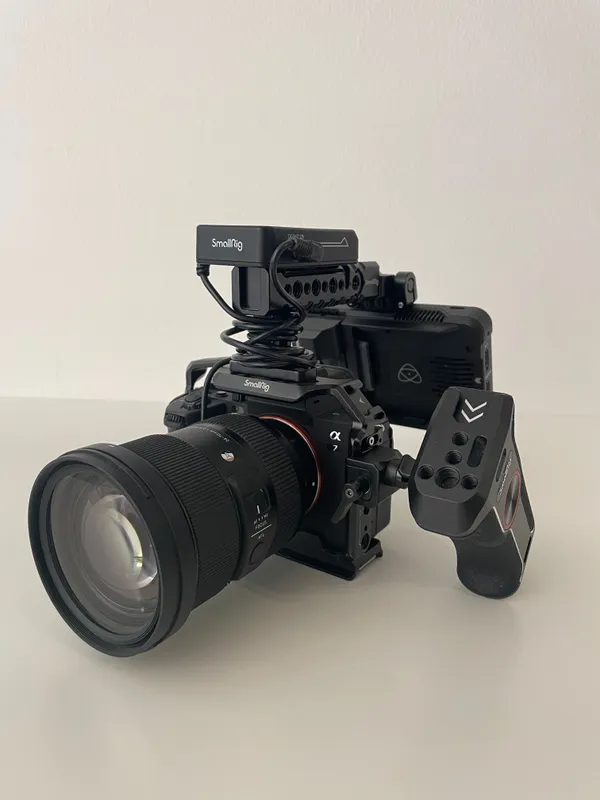 Sony Alpha 7IV mit Sigma 24-70mm f/2.8 DG DN Art und Atomos Ninja V Recorder / Zusätzlich noch Kameracage mit zwei Handles und Gesamt-Stromversorgung durch 8800mAh NPF Akkus / Videokamera
