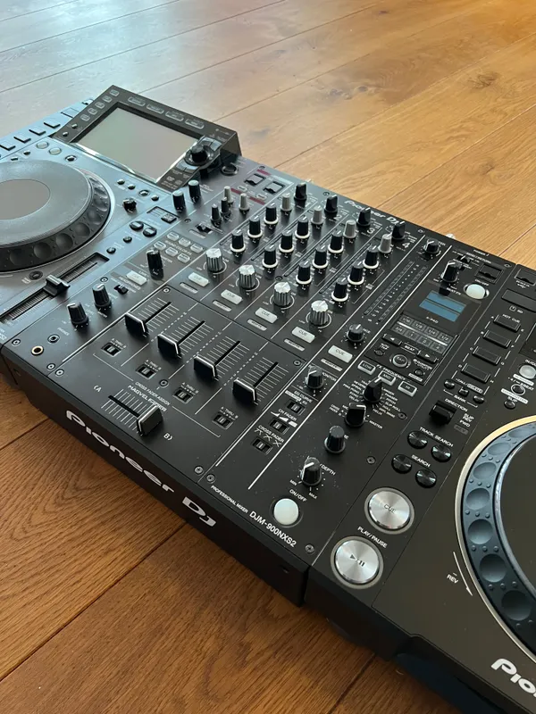 Pioneer CDJ 2000 Nexus 2 / DJM 900 Nexus 2 NXS2 DJ Set