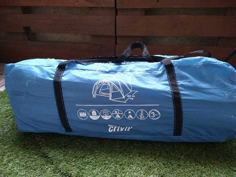 Ein dunkles Zelt für 4 Personen