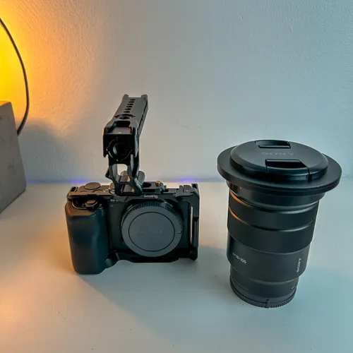 Kamera Bundle: Sony ZV-E10 + Sony 18-105mm f/4 + DJI RSC2 + Lilliput FS5 Kamera Feld-Monitor + RØDE VideoMic Pro
