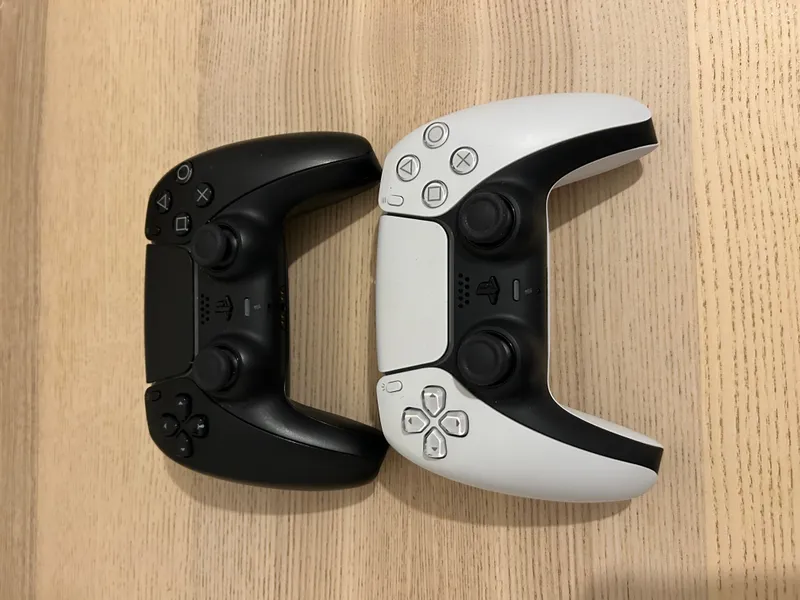 PS5 mit zwei Controllern