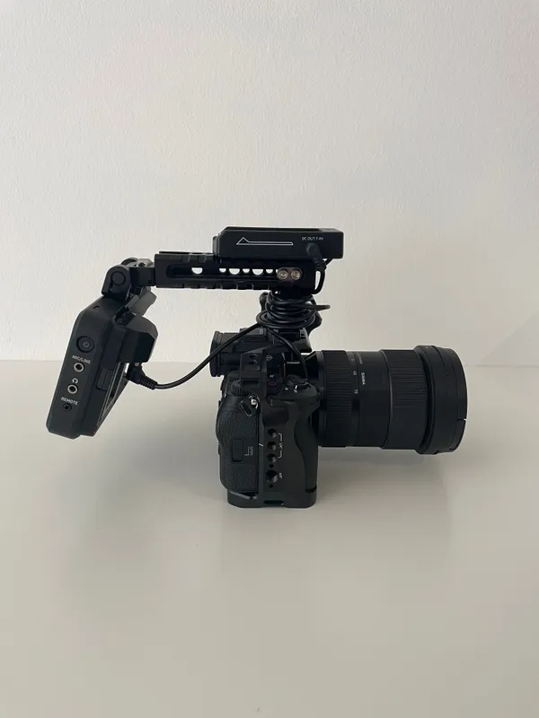 Sony Alpha 7IV mit Sigma 24-70mm f/2.8 DG DN Art und Atomos Ninja V Recorder / Zusätzlich noch Kameracage mit zwei Handles und Gesamt-Stromversorgung durch 8800mAh NPF Akkus / Videokamera