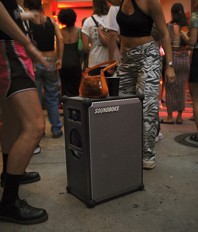Soundboks 4 Mieten + Rucksack, Extra Akku, Mikrofon & Stativ