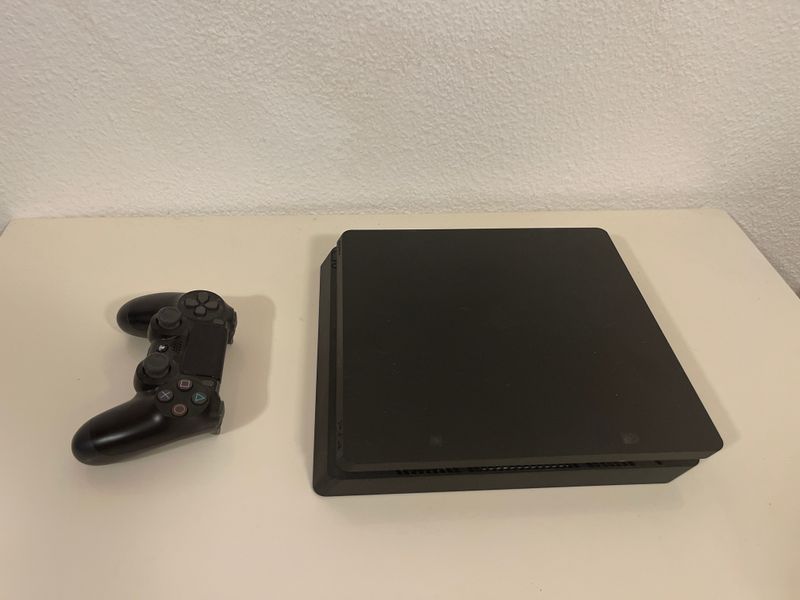 PlayStation 4 + Controller
