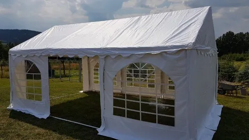 Partyzelt 6x4 für 32 Sitzplätze durch 4 Biertischgarnituren 