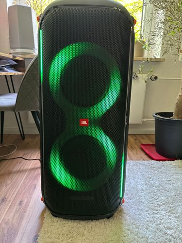 JBL Partybox 710 + 2 Mikrofone für Feiern mit