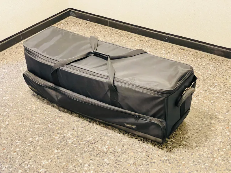 Mobiles Fotostudio-Komplettset: 2x Blitz + 2x Octa Softbox 120 cm + 3x Lampenstative + Falthintergrund + Studio-Trolly