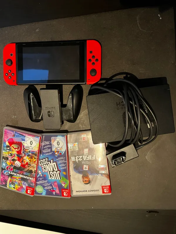 Nintendo Switch mit zwei Controllern & kostenlosen Spielen