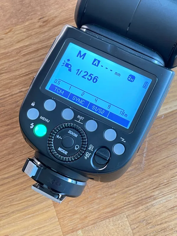 Mobiles Fotostudio-Komplettset: 2x Blitz + 2x Octa Softbox 120 cm + 3x Lampenstative + Falthintergrund + Studio-Trolly