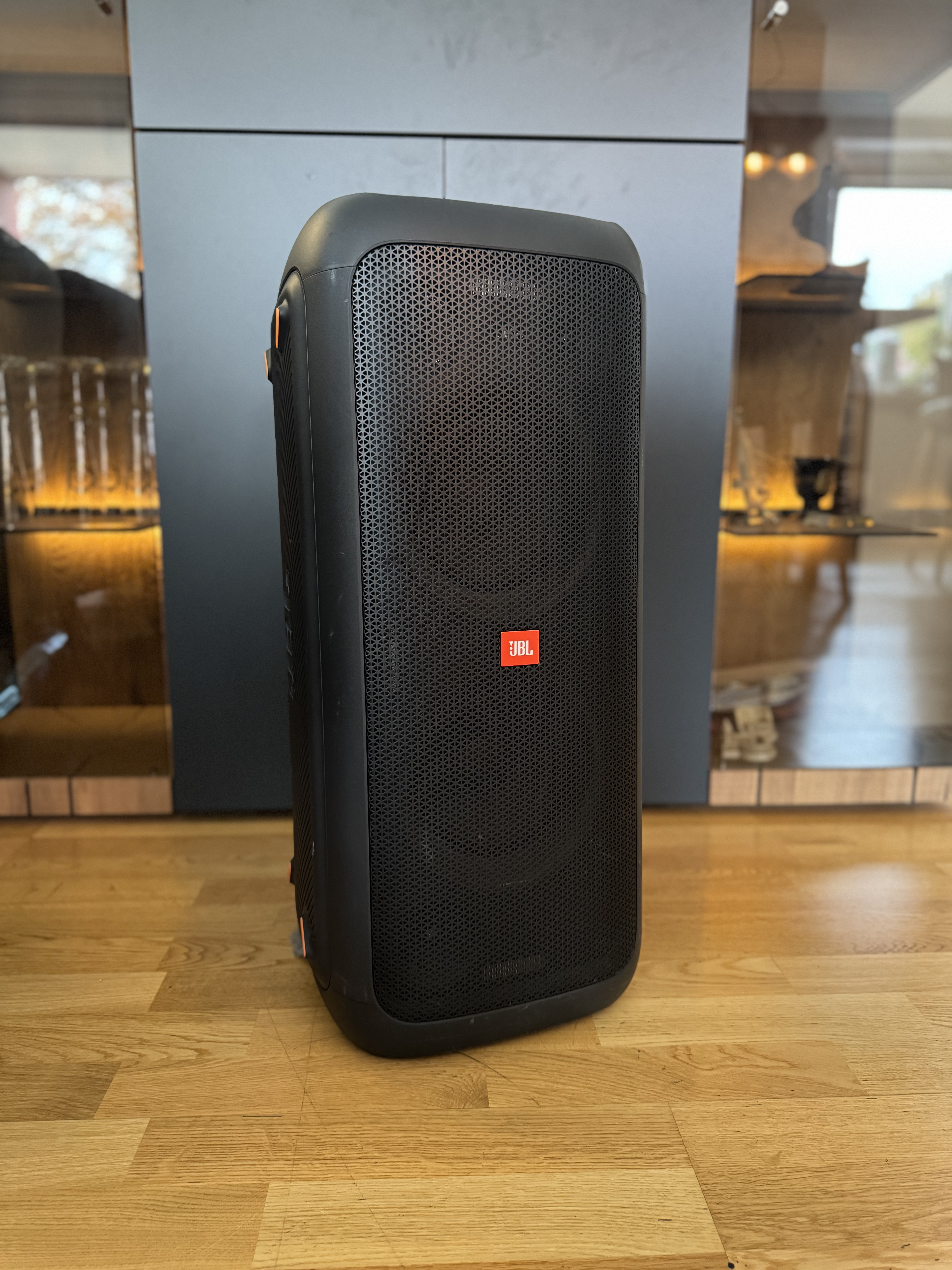 JBL Partybox 300 - Mobile Musikanlage mit Akku 