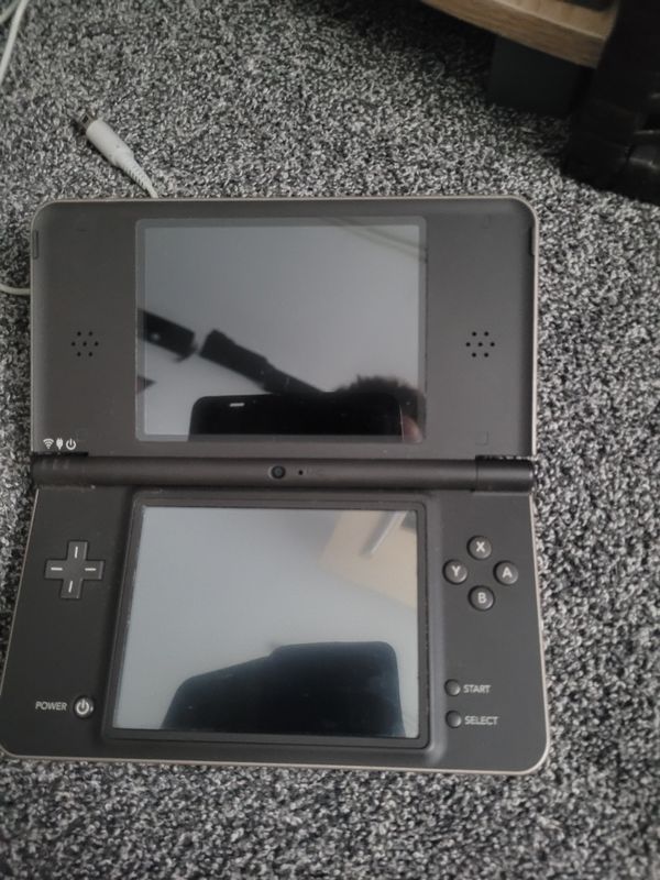 Nintendo DS XL inkl. Ladekabel und Spiele-Case mit 17 DS-Spiele