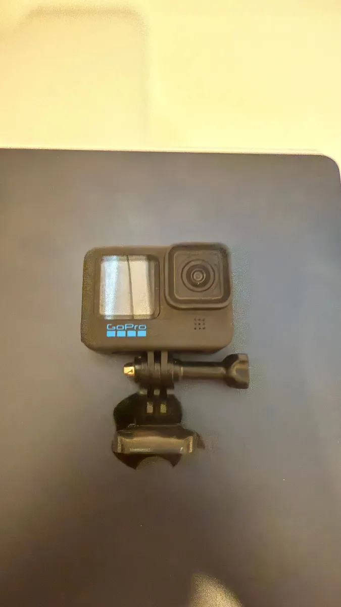 GoPro HERO11 Black – Action-Kamera mit 5,3K60 Ultra HD-Video, 27 MP Fotos, HDR, 1/1,9-Zoll-Bildsensor, Live-Streaming, Webcam, Stabilisierun