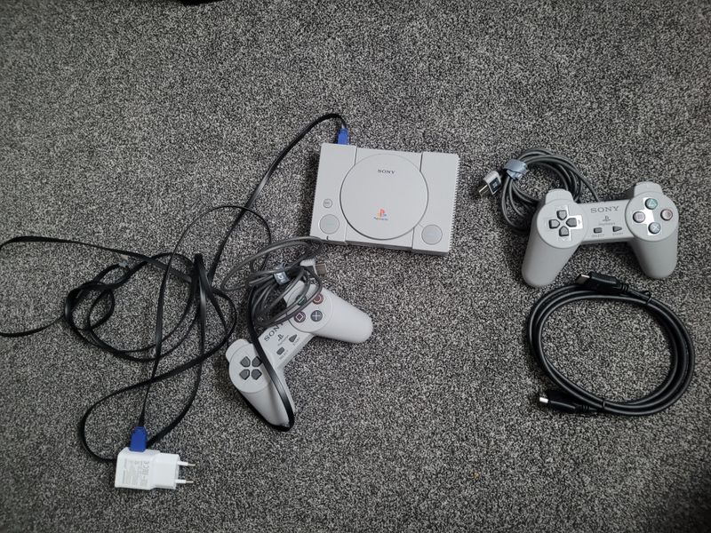 PlayStation 1 Classic Mini + Strom- und HDMI-Kabel + Ladeadapter + 2 Controller 
