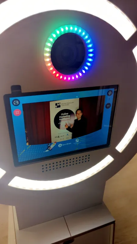 Fotobox mit Drucker und Requisiten