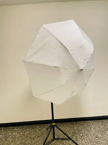 Walimex Pro Durchlichtschirm 80 cm – Weiches Licht für unterwegs