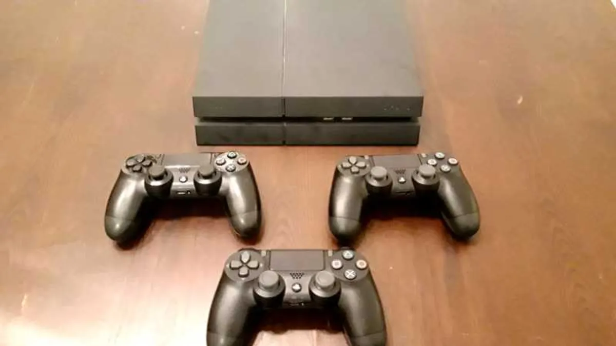 Playstation 4 mit bis zu 10 Spielen und 3 Controllern
