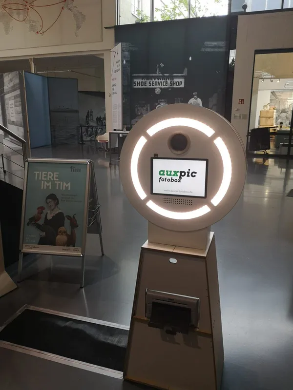 Fotobox mit Drucker und Requisiten