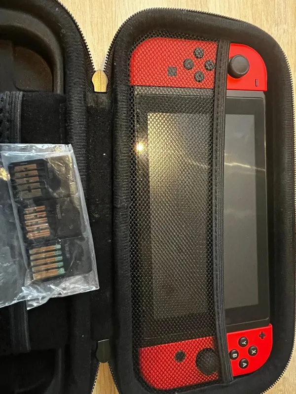 Nintendo Switch mit zwei Controllern & kostenlosen Spielen