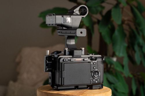 Sony FX3 Cinema Kamera Body mit Cage inkl. 3 Akkus & SD-Karten