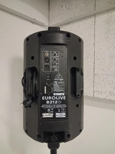 Kompaktes PA-Komplettset: 2x Behringer B212D (550W) Aktiv-Boxen inkl. Stativen & 6-Kanal-Mischpult (Optional mit Aufbau)