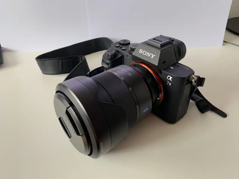 Sony Alpha 7 II mit Zeiss-Objktiv und Zubehör