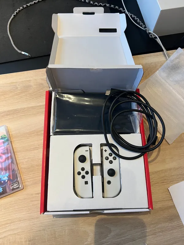 Nintendo Switch OLED mit 4 Controllern 