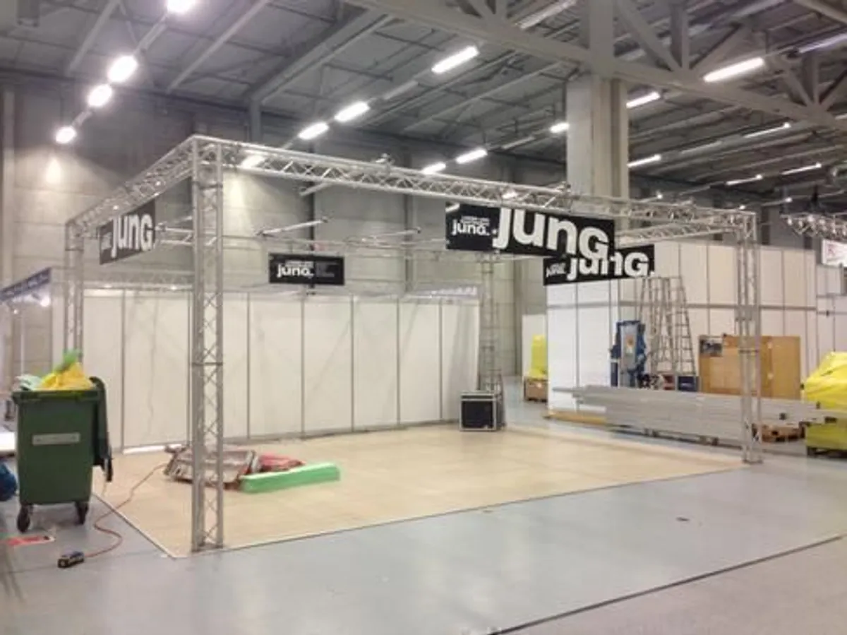 Messestand Traversensystem 7,8x4,8 m (37 m², Höhe 3,4 m)