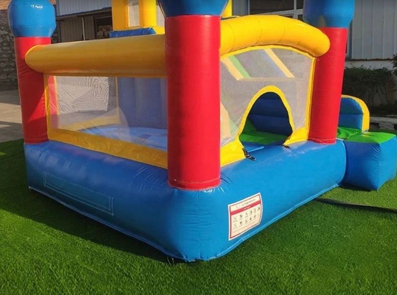 Hüpfburg Bunt Kinder mit Rutsche Spielspaß