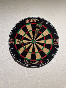 winmau-oder-dart-scheibe-6x-pfeile preview image