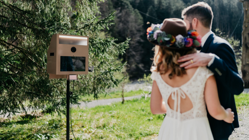 Fotobox mit Sofortdruck & Studioblitz ✓ 200 Prints inkl. ✓ Wunschlayout ✓ Aufbau in 10 min ✓ Requisiten - Top vorbereitet für Events mit Renty