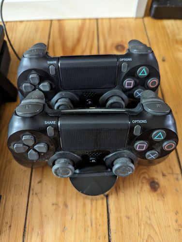 PlayStation 4 mit 2 Controllern