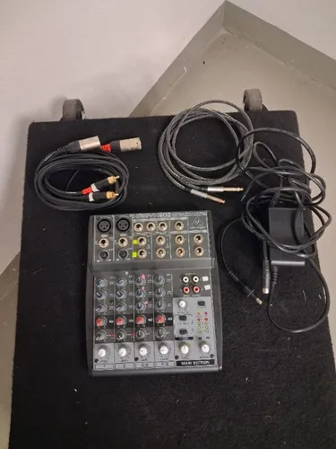 Kompaktes PA-Komplettset: 2x Behringer B212D (550W) Aktiv-Boxen inkl. Stativen & 6-Kanal-Mischpult (Optional mit Aufbau)