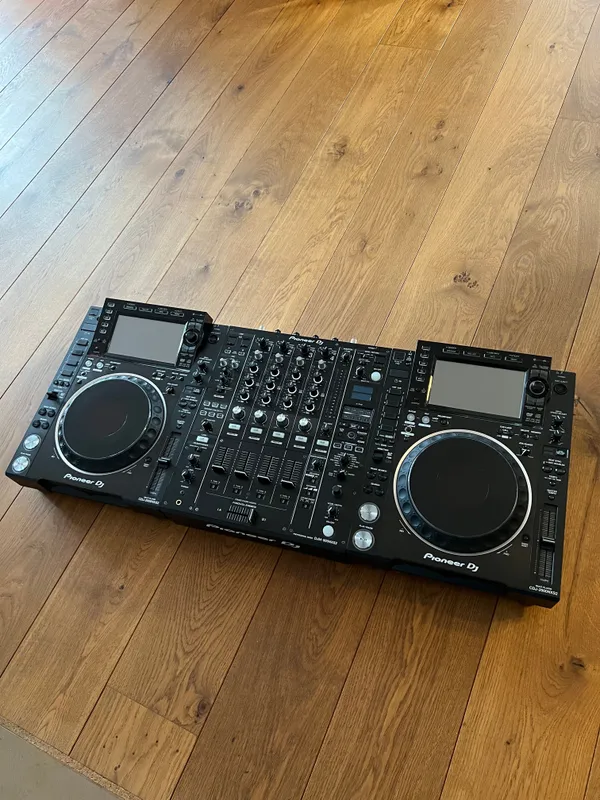 Pioneer CDJ 2000 Nexus 2 / DJM 900 Nexus 2 NXS2 DJ Set